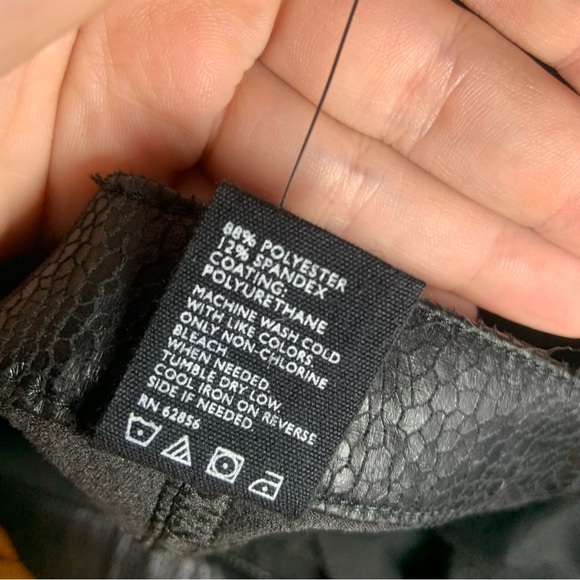 NWT Hue Black Reptile Python Leatherette Leggings size Small - Picture 7 of 11